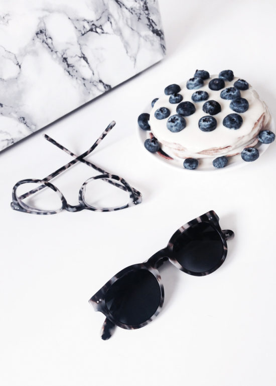 Flatlay-Myrtilles-Mac-Book-Pro-Marbre-Lunettes-Rflkt