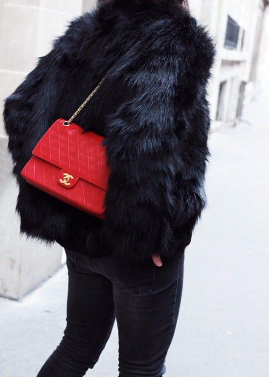 Fausse-fourrure-noire-Sac-Chanel-rouge