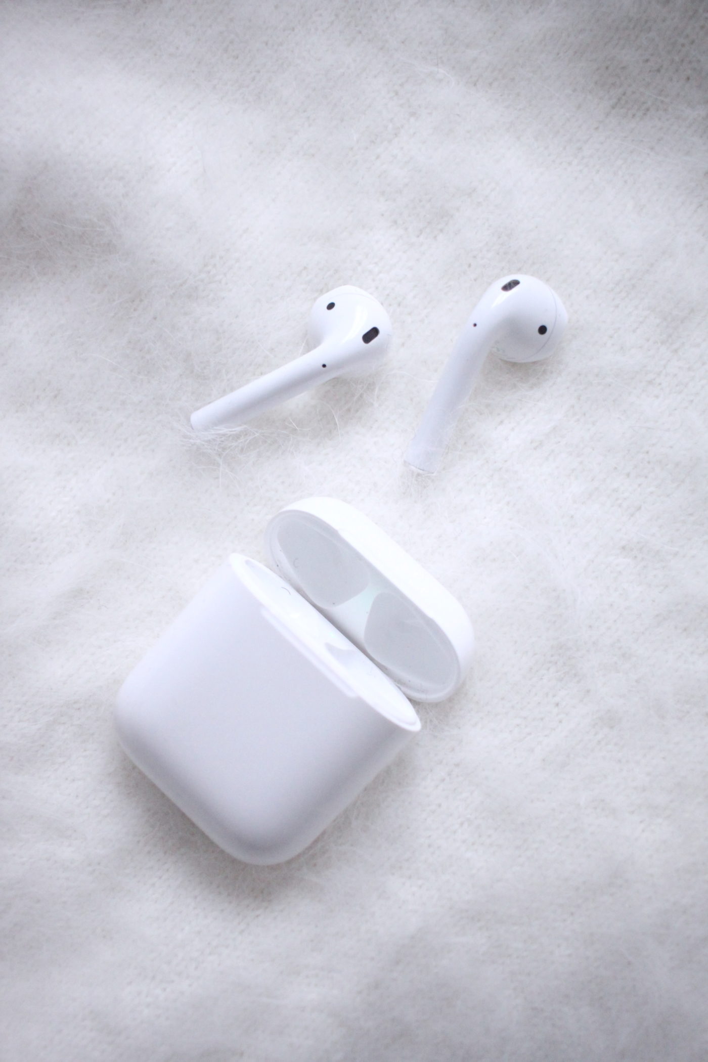 White airpods Apple