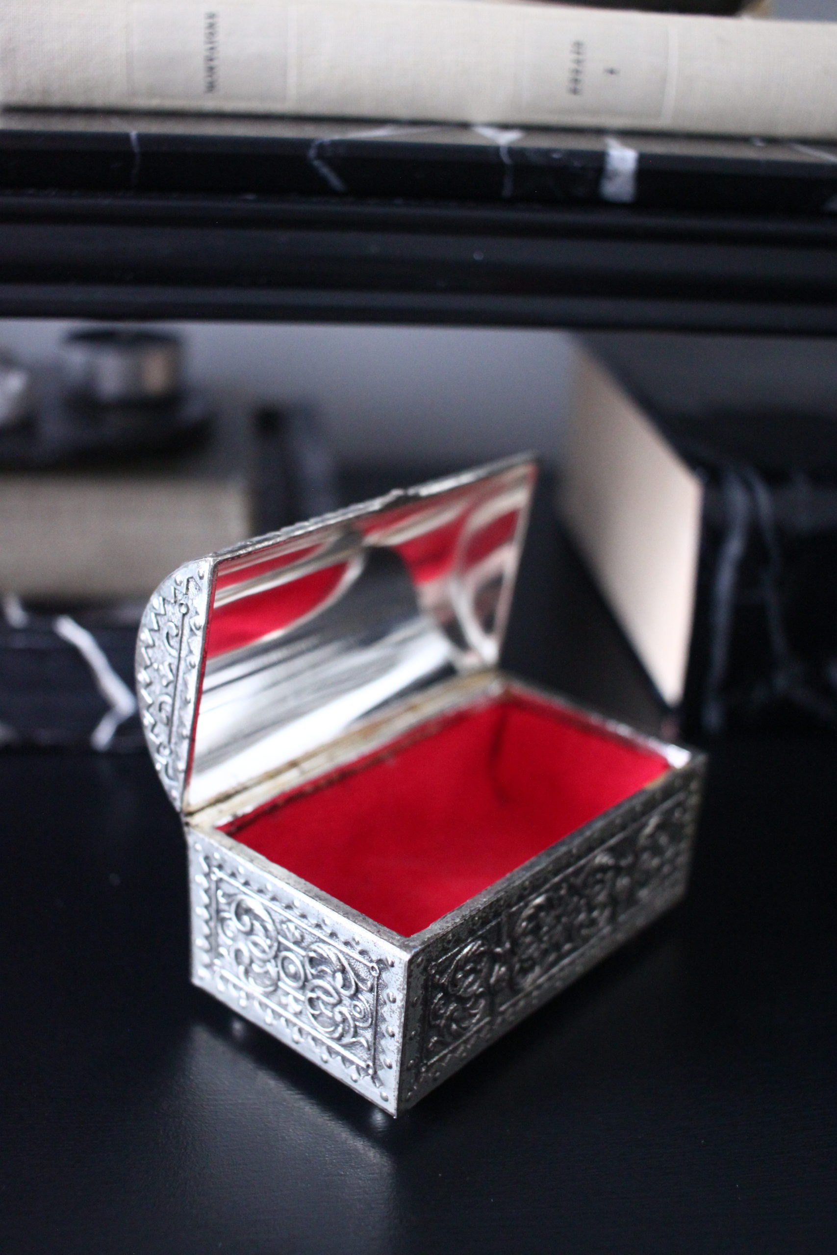 Silver metal ornament box Red inside