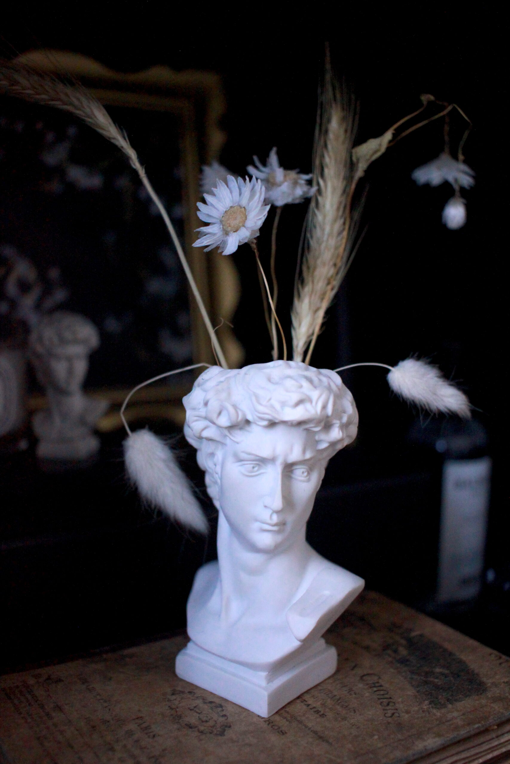 Statuette pot decoration