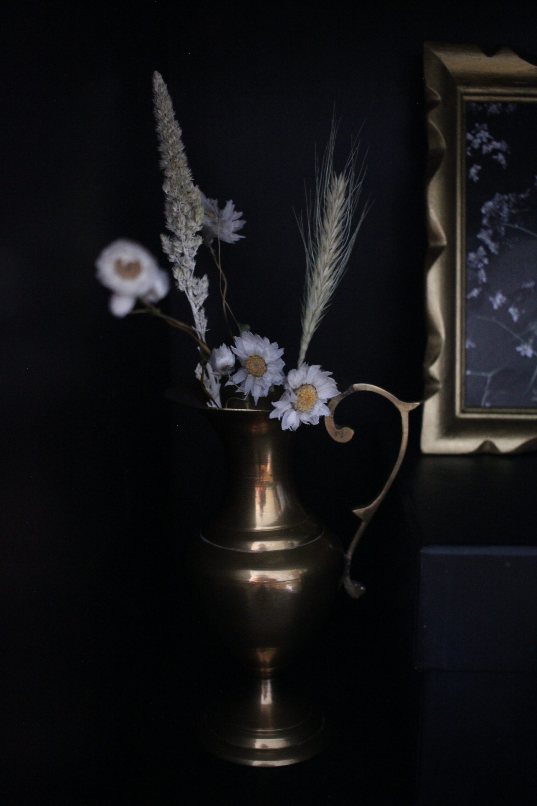 Vase brass Dried flowers old