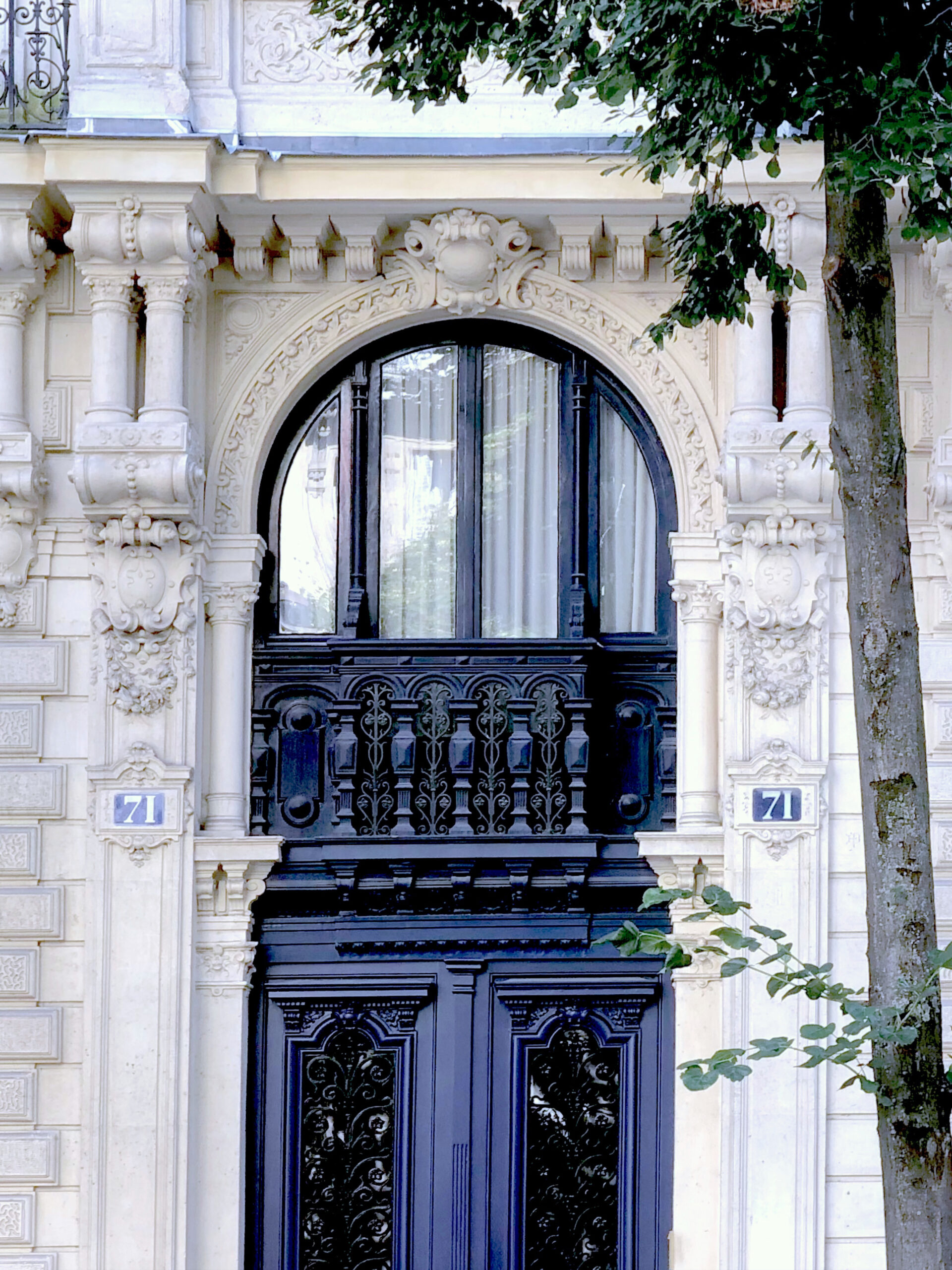 Avenue Mozart Porte Cochere Navy Paris 16 Facade Bleu Fonce Beige