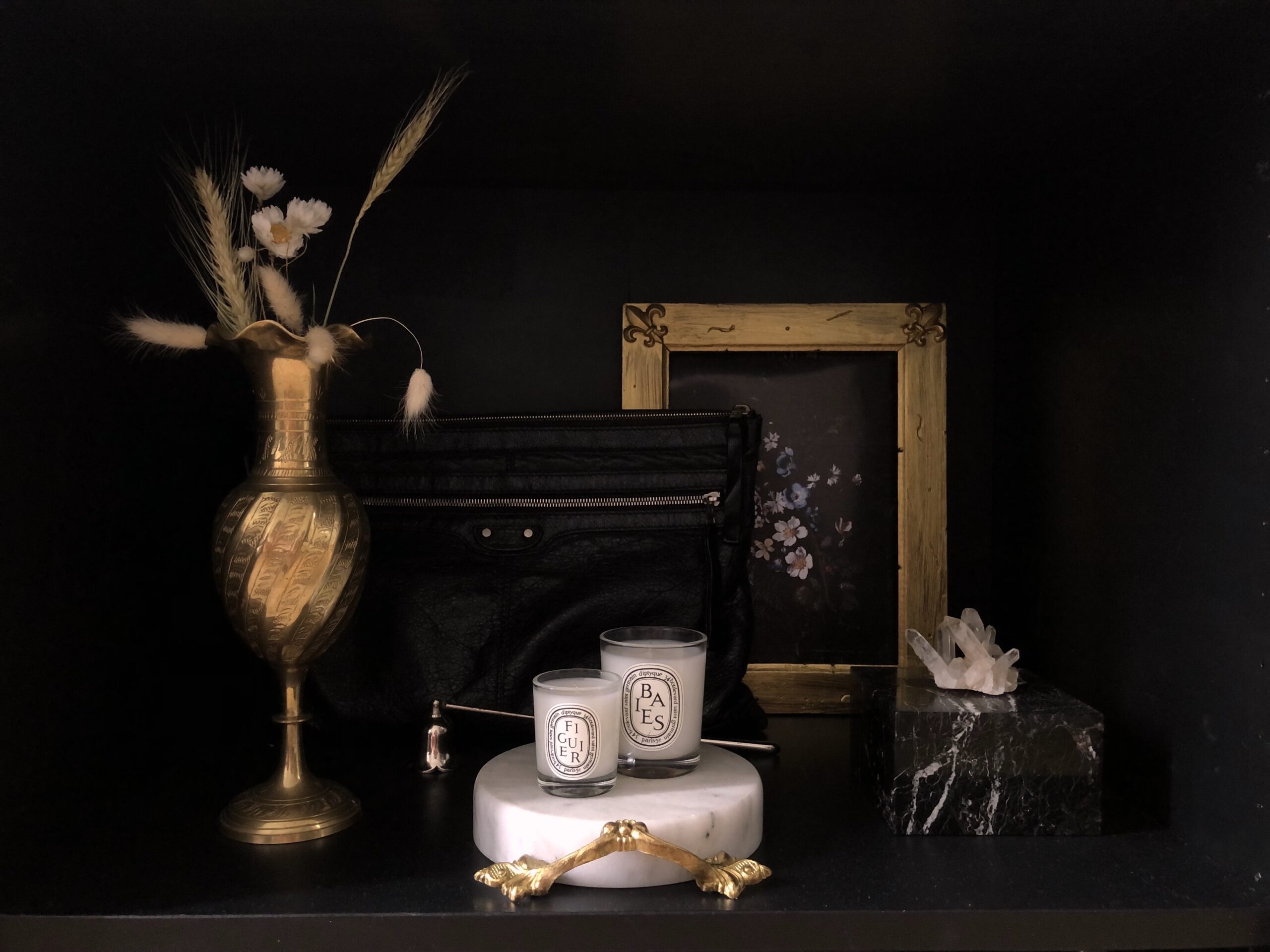 Golden-frame-vase-marble-Diptyque-candles