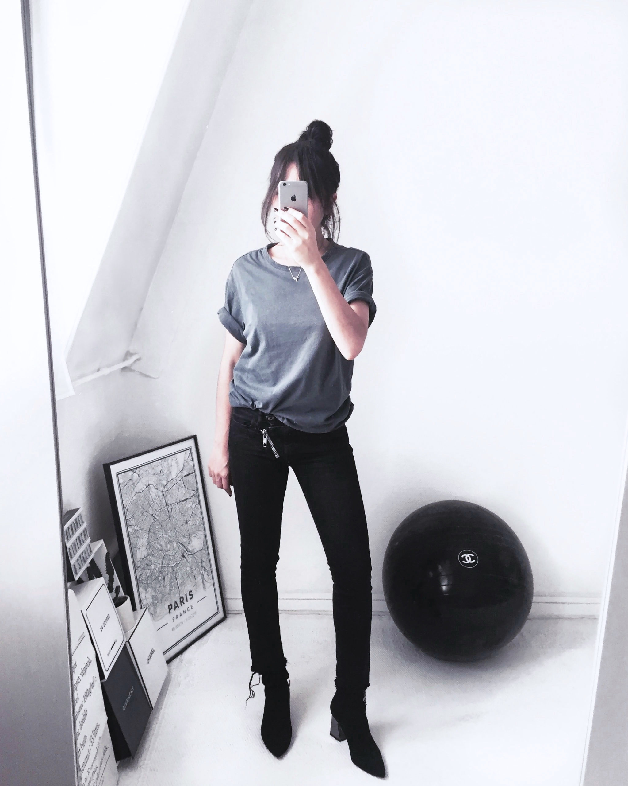 Balmain-T-shirt-April-77-Jeans-Chanel-Balloon-scaled